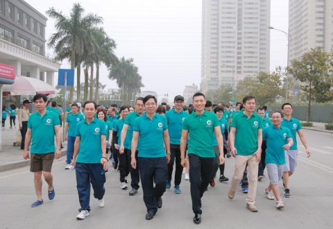 Người Nam Cường đã hoàn thành tuyến đường đi bộ dài hơn 2km quanh Khu đô thị Dương Nội nhằm kêu gọi nâng cao ý thức bảo vệ môi trường